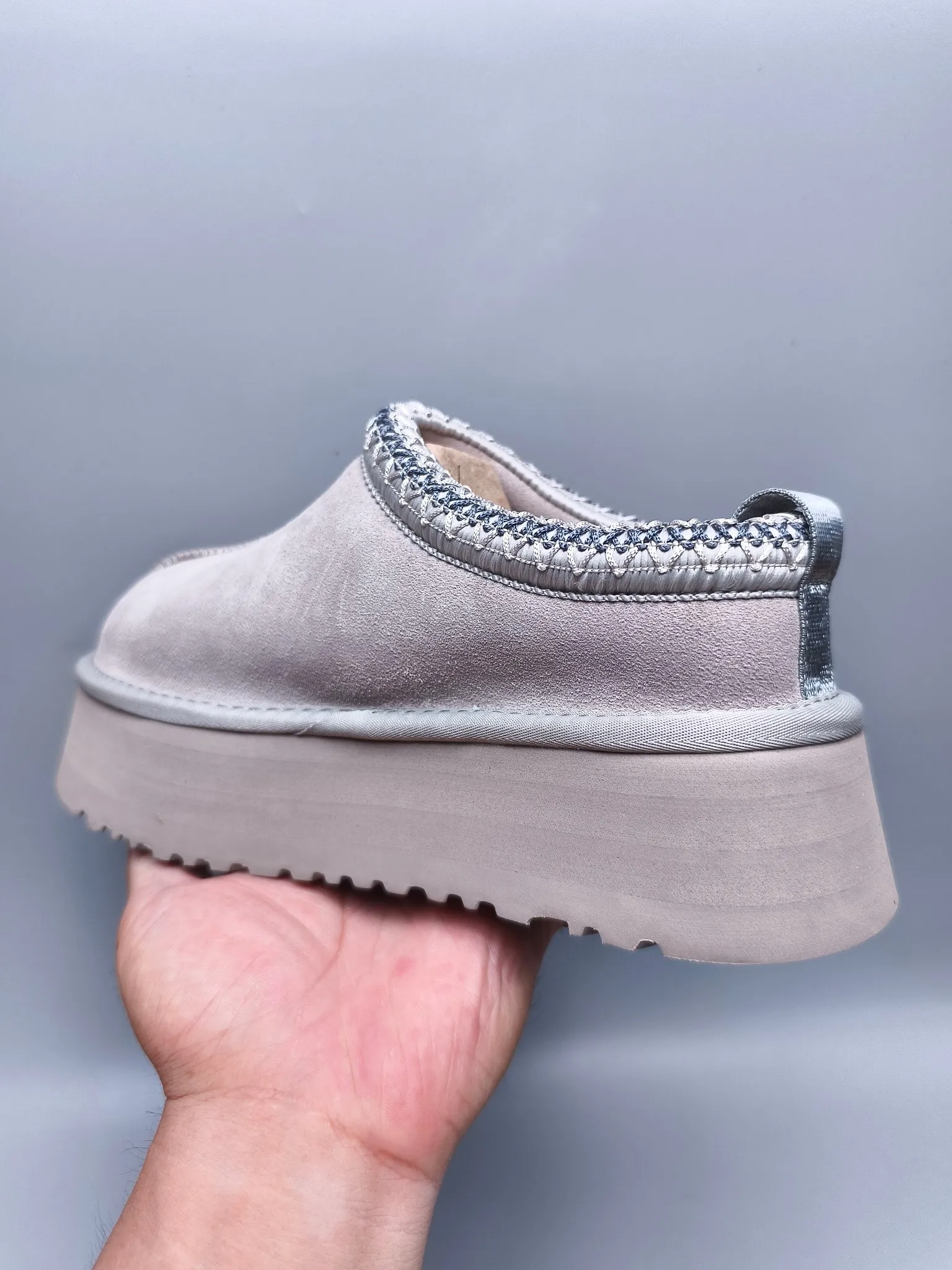 💰440 UGG sheepskin all-in-one snow boots 2553 co-branded national trend style thick-soled one-leg women’s snow boots🐾~ 🍭 A co-branded trendy item launched with well-known designer brands Feng Chen Wang and TELFAR. Zhou Dongyu & Wang Jiaer’s same style Fang Kete boots. The slip-on design makes it easy to put on and take off, and can be used indoors or outdoors. The exotic edging design is eye-catching, and it is definitely worth buying~ 🍭Material: cowhide➕sheep fur Outsole: rubber (light wing technology) 🍭Color: black, maroon, sand, dark green, light gray, chocolate, beige, walnut, brown, dark gray, red 🍭Number of codes: 35-42